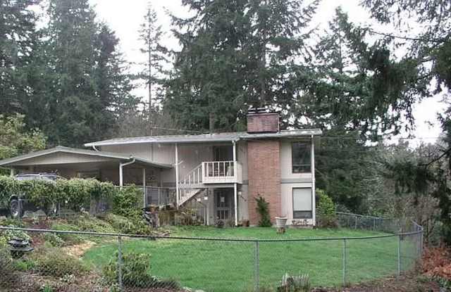 Charming 3 Bedroom with water view - 2010 East Phinney Bay Drive, Bremerton, WA 98312