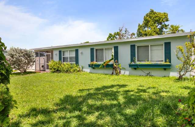 Canal front home 3/1 *Pet Friendly up to a medium size dog  Cats welcome too* photos photos
