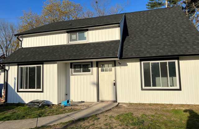 Beautiful fully renovated 5 bed 2 bath House with a sun room and large yard photos photos