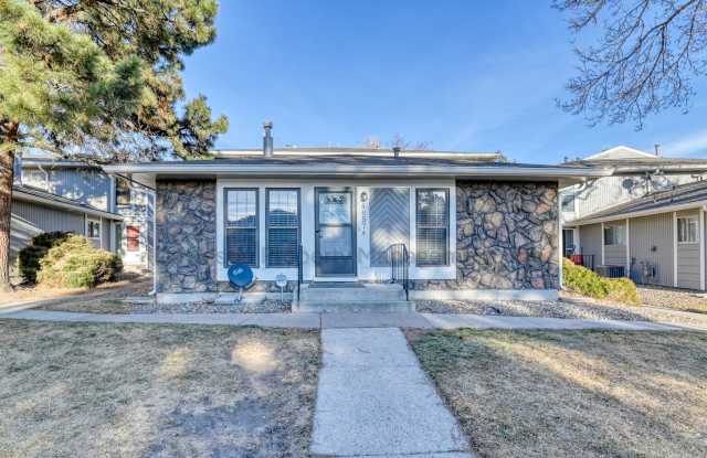 Cozy Updated 2 Bedroom Townhouse in Central Colorado Springs photos photos