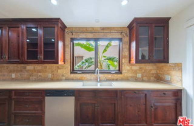 8232 Blackburn Avenue Gallery 4