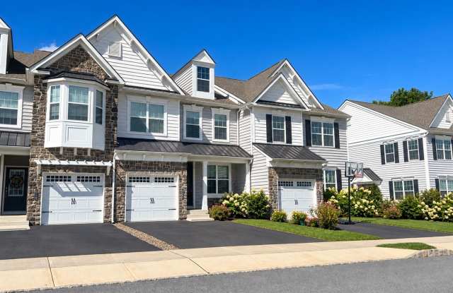 GORGEOUS MOVE IN READY TOWNHOME Gallery 1