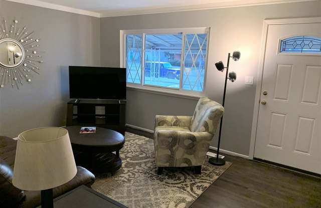 Flex-Lease/Furnished House - Long or Short Term Gallery 2
