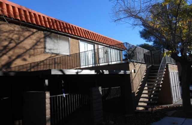 2nd Floor 3 bedroom Condo Near 95/Torrey Pines Gallery 3