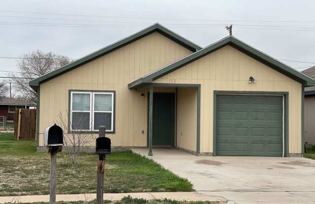 3 Bd / 2 Bath and great back yard photos photos