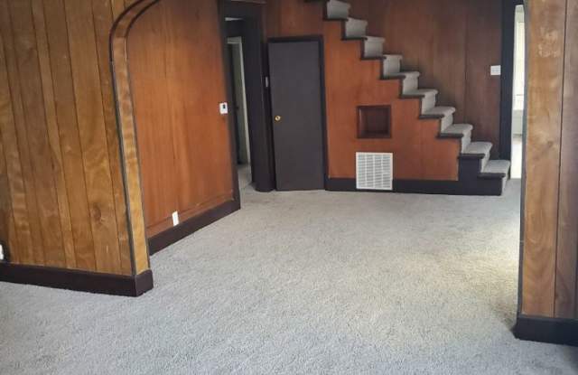 For Rent: 623 W 9th St. Spacious 3 Bedroom Home! Nice Porch! Pet Friendly! photos photos