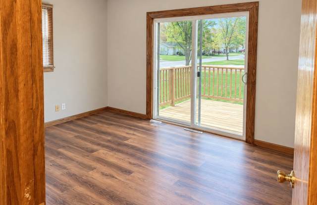 3 Bedroom Ranch Home with Large Fenced in Yard!! Gallery 4