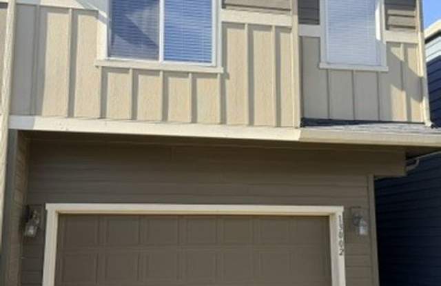 Three Bedrooms Plus Loft! Centrally located! Gallery 1