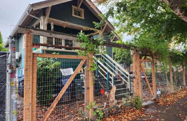 3 Bed 2 Bath Great Location Fully Fenced front and back Duplex - 1082 West 2nd Avenue, Eugene, OR 97402 3 Bed 2 Bath Great Location Fully Fenced front and back Duplex - 1082 West 2nd Avenue, Eugene, OR 97402