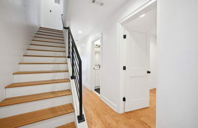 Stunning Contemporary Home Near Union Station with Secured Parking! Gallery 4