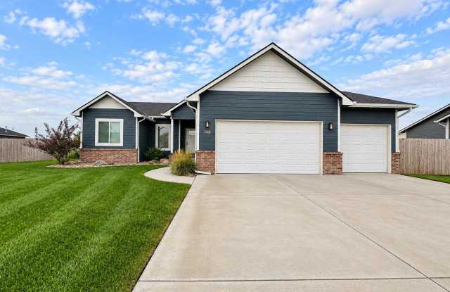Spacious 5-Bedroom Home with Basement & Huge Yard Gallery 1