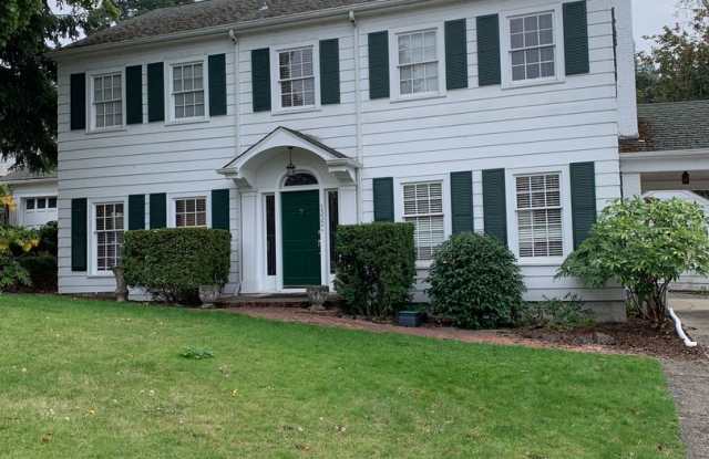 Large 3 Bedroom Historic Home - 1333 Southeast Overlook Avenue, Roseburg, OR 97470