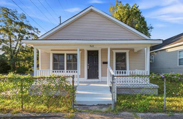 2 Bedroom Home Close to Downtown Wilmington Amenities Gallery 1