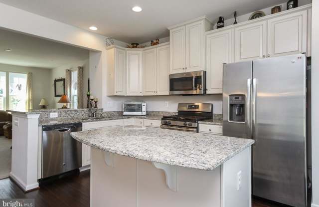 7915 ERINVALE LANE Gallery 4