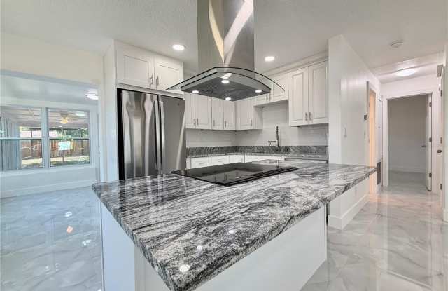 166 SW LINCOLN Circle N Gallery 4