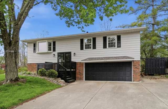 Beautifully updated and meticulously maintained single family Bi-Level home photos photos