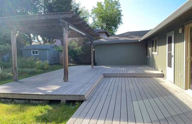 Lovely 3 Bedroom Home with Privacy and Patio with Garden!! photos photos