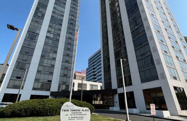 2 Bedroom/2 Bathroom Twin Towers Unit For Lease - 123 Southwest Jefferson Avenue, Peoria, IL 61602