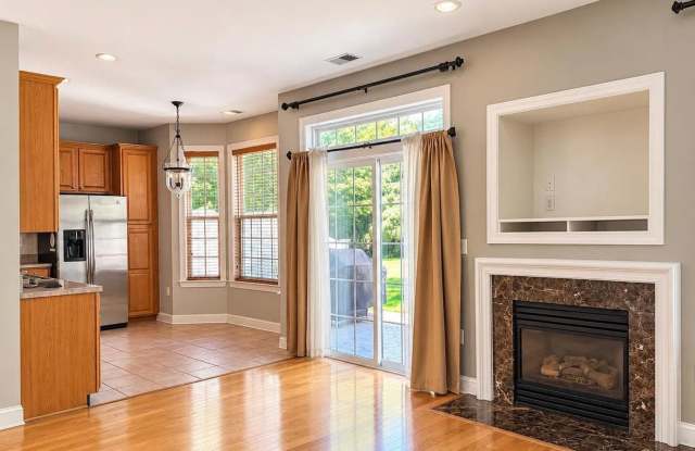 Spacious 3BR Condo in Manalapan Gallery 1