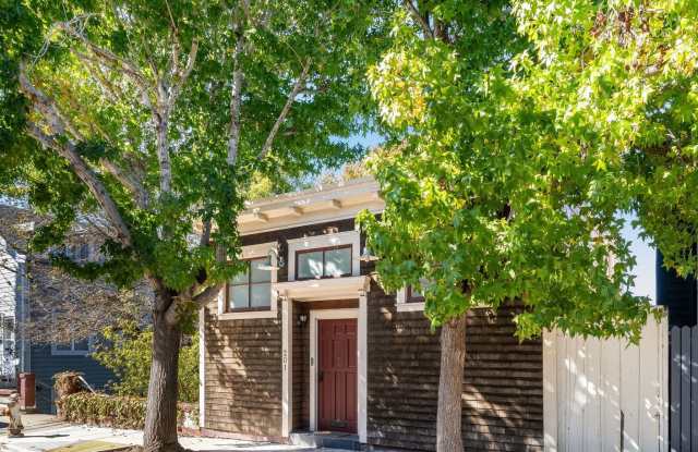 Newly remodeled 1BR with laundry, garage, deck with views Gallery 3