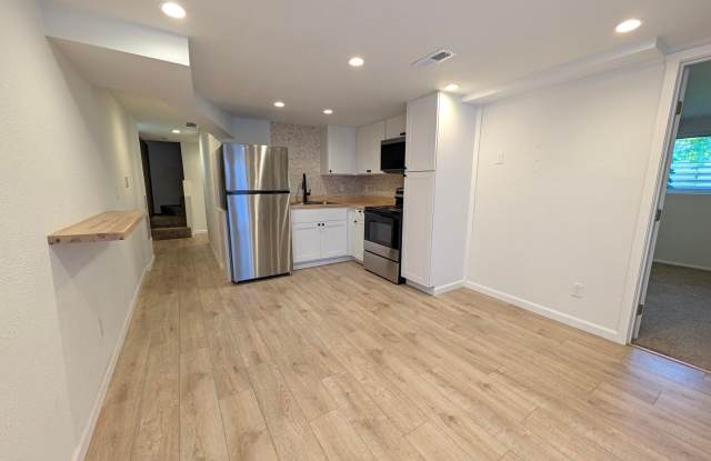 Light & Bright 2 Bedroom Normal Hill Apartment - Utilities Included! Gallery 1