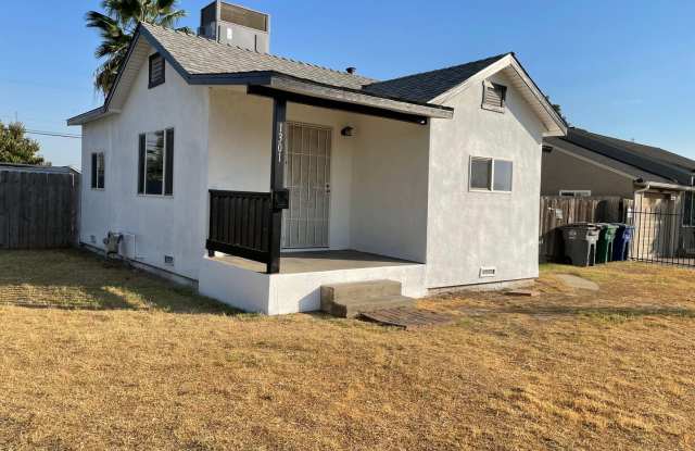 Fully Remodeled 2 bedroom and 1 bath home! - 1301 Orange Avenue, Chowchilla, CA 93610