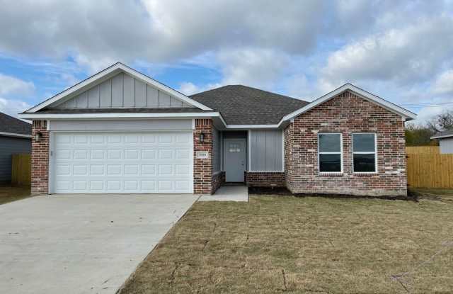 3 BR/2 BA Corsicana Home - 3821 Skylane Avenue, Corsicana, TX 75110