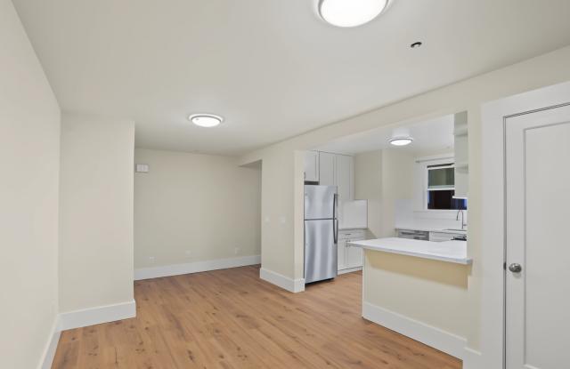 FULLY REMODELED 1/1. In Unit W/D! Dishwasher! Plentiful Closet Space Gallery 2