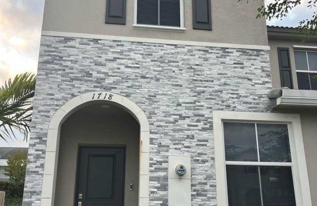 1718 SE 26th Ter - 1718 Southeast 26th Terrace, Homestead, FL 33035