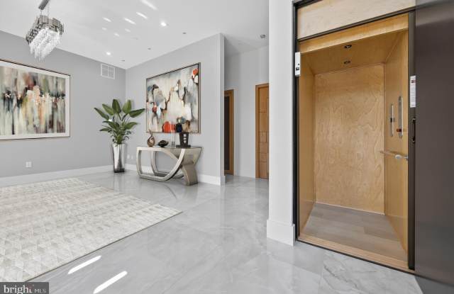 4509 FOXHALL Crescent NW Gallery 4