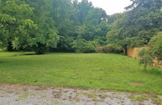 Well maintained 2 bedroom bungalow on Staples Mill with huge private back yard. - 5800 Staples Mill Road, Dumbarton, VA 23228