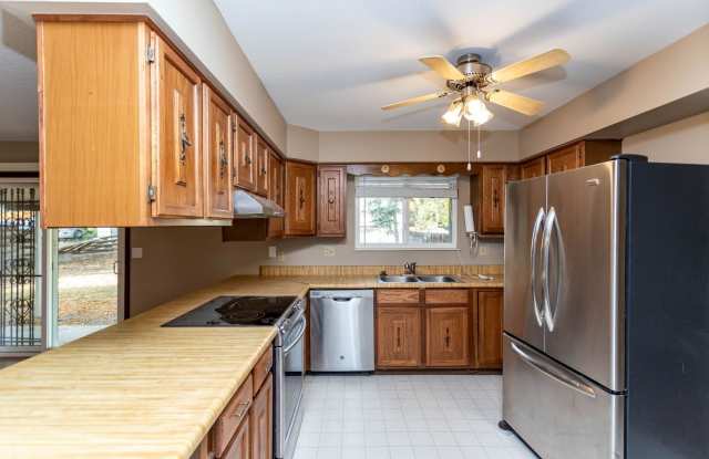 Comfortable Ranch-Style Living with Large Fenced Backyard! Gallery 4