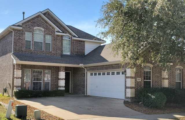 Charming 3-Bedroom Home in McKinney with Loft and Large Backyard - 8005 White Stallion Trail, McKinney, TX 75070