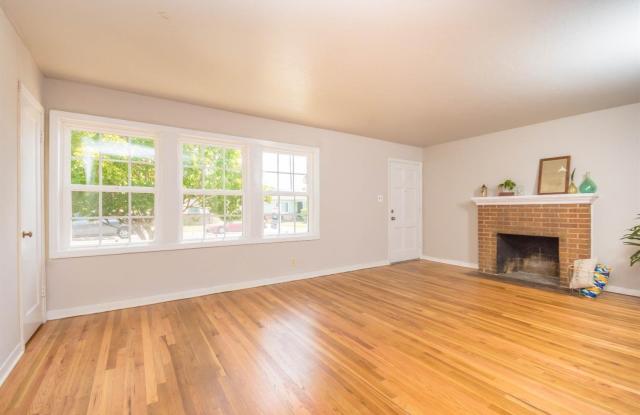 Beautiful Three Bedroom Home in Fruitridge Manor Gallery 4
