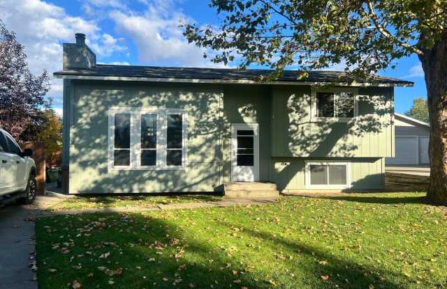 Beautiful 4 Bed, 2 Bath Cul De Sac Home in North Spokane! *Pending Lease* - 630 East Bull Run Court, Spokane, WA 99208