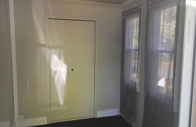 5005 N 56th St 2 bed 1 bath House Gallery 3