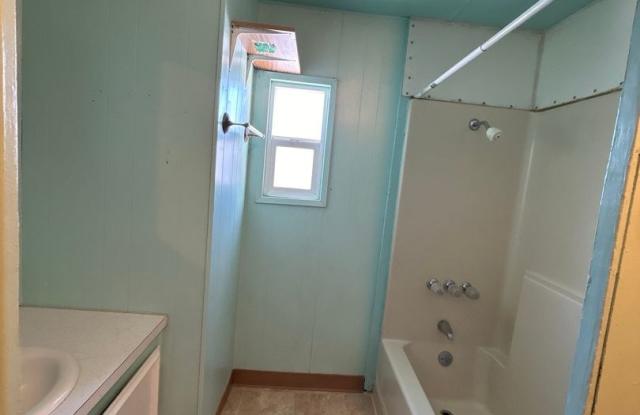 2 Bedroom / 1 Bathroom Manufactured Home in Metolius Oregon Gallery 3