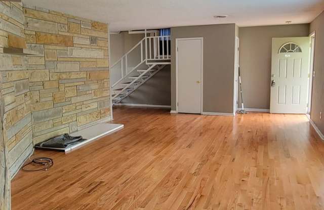 3-Bedroom House w/ Garage and Carport Gallery 4