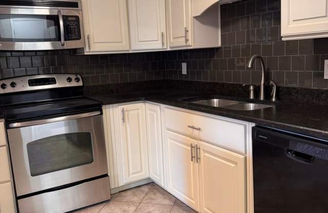 3 Bedroom || 2.5 Bathroom - Townhome - 164 Kitty Hawk Square, Timberlake, VA 24502