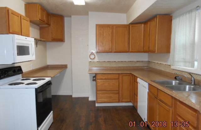 2bd 1ba Home Washer and Dryer - 216 Garfield Street, Hoquiam, WA 98550