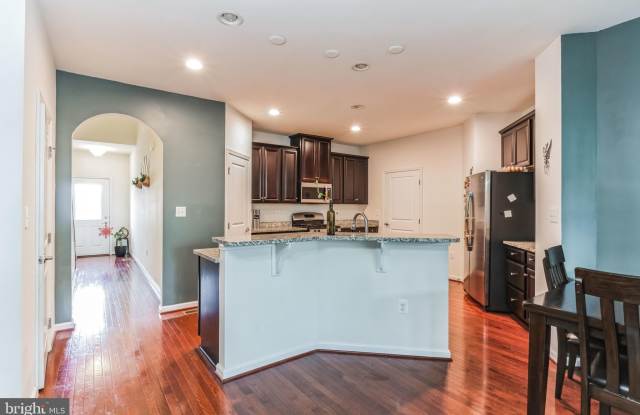 41673 MCMONAGLE Square Gallery 4