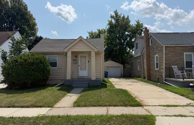 2 Bedroom SF Property with 2 car detached garage Gallery 3