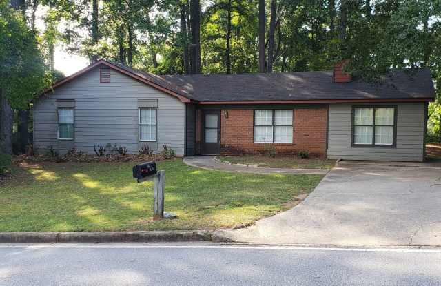 Spacious Ranch-Style 3 Bedroom Home with Bonus room Large back yard! - 3047 Lake Monroe Road, Douglas County, GA 30135
