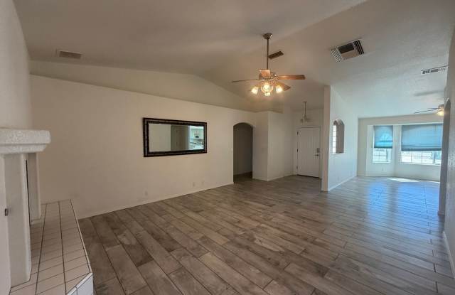 Long Term House- Lakeside of Hwy! Unfurnished! Gallery 1