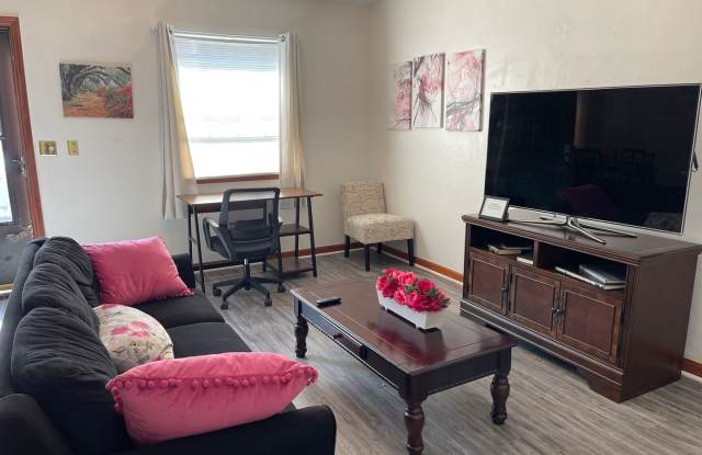 Cute 2 bedroom 1.5 bath townhome Gallery 4