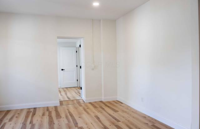 1980 Summit Street Gallery 4