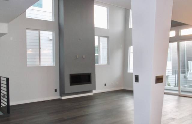 Luxurious Modern Townhouse w/3000+sq.ft. - Fabulous Amenities+Yard+3 Balconies with RB Schools Gallery 4