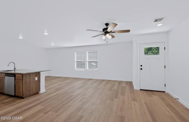 1021 N Prospect Avenue Gallery 4