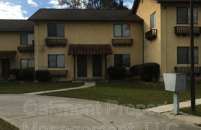 2831 Breezewood Avenue Gallery 1