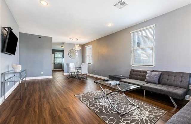 1512 N ROBERTSON Street Gallery 2